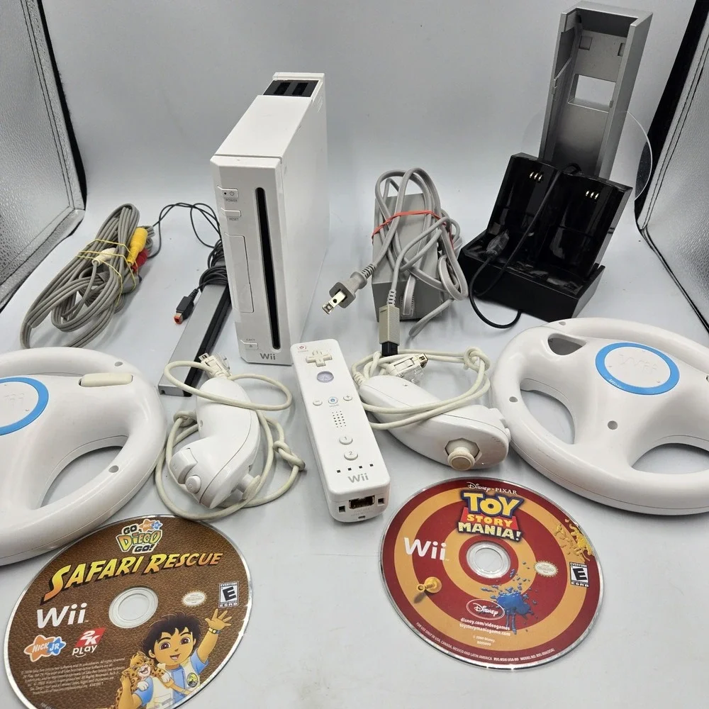 Nintendo Wii RVL-001 Usa Bundle W/ 2 Games Controller Nunchucks Wheel & Cords